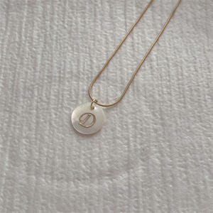 Collar personalizado con letras de concha, collar con dijes colgantes con letras iniciales doradas - Product Image 5