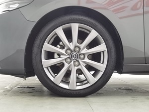<span class=keywords><strong>Mazda</strong></span> <span class=keywords><strong>3</strong></span> Axela Premium d'occasion, modèle 2014-2022, boîte automatique, traction avant, pneus R18, sièges en tissu, conduite à gauche, essence - Product Image 6