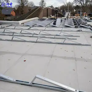 Quadro da montagem do telhado liso com lastrando os suportes do triângulo para os painéis solares