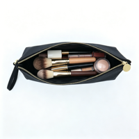 Sac cosmétique en toile noire avec logo embossé, fermeture éclair dorée et dragonne, pochette de voyage portable pour articles de toilette – Fournisseur d'usine