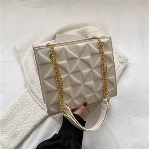 THK0104 Petit sac à main carré en PU à la mode Irrégulier avec lettre Tassel Sac à bandoulière messager polyvalent avec chaîne - Product Image 3
