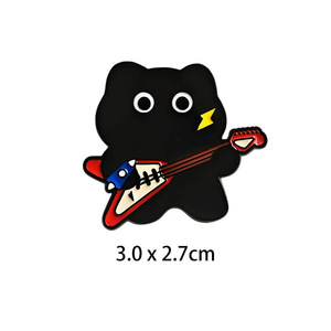 Spilla in smalto a forma di gatto nero simpatico, stile cartone animato, con gattino che suona chitarra, batteria, tastiera e canta, per amanti della musica - Product Image 5