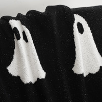 Couverture tricotée fantôme d'Halloween, couverture en tricot jacquard noir et blanc, douce et chaude avec des pompons blancs pour la chambre d'un adulte