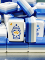 En Stock: Juego de Mahjong de Lujo de 160 Fichas Acrílicas Americanas con Grabado de Porcelana Azul y Blanca de 4 Capas, Diseño Dandy, para Viajes y Navidad.