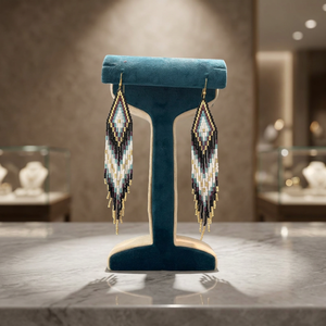Pendientes de flecos con cuentas Miyuki Delica hechos a mano en dorado metálico, blanco marfil, azul turquesa y negro con diseño geométrico tribal. - Product Image 3