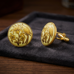 Mancuernillas de Latón Grabadas a Mano con Diseño de Loro y Flores, Base Amarillo Pálido, Acabado en Tono Dorado, Regalo Formal de Aniversario, Unisex - Product Image 6