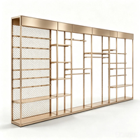 Système de présentoirs modulaires dorés modernes avec panneaux supérieurs continus et rails de suspension réglables pour boutique haut de gamme