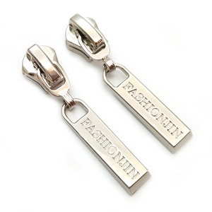 Tirette de fermeture éclair en métal gravée en 3D avec logo personnalisé, curseur à verrouillage automatique avec placage sans nickel - Product Image 1