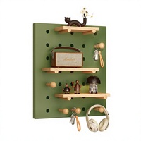 Organisateur mural moderne en bois perforé, panneau de rangement mural sculpté avec étagères et crochets pour entrée, cuisine, armoire