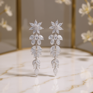Pendientes de Oro Blanco E3066 con Flor y Circonita Corte Marquesa, Engaste de Garra, Joyería Romántica para Boda de Mujer - Product Image 2