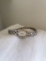 Montre élégante vintage pour femme en argent, cadran ovale perlé avec détails dorés, bracelet chaîne premium, montre-bracelet à quartz rétro pour elle