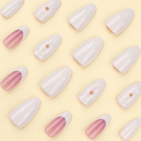 Faux ongles courts en amande à presser, style French manucure avec motif floral 3D pour femmes, pour un usage quotidien et l'art des ongles.