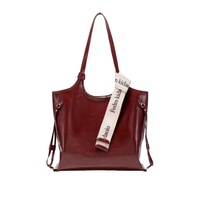 Tas Wanita Bergaya dengan Tali Selempang yang Dapat Disesuaikan, Terbuat dari Bahan PU Mengkilap yang Dapat Disesuaikan, Dengan Dua Kancing, Bordir yang Tahan Lama, dan Cocok untuk Penggunaan Sehari-hari.