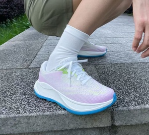 รองเท้าวิ่งผู้หญิง HOKAS รุ่น Powder Soft Evening Gradient ระบายอากาศได้ดี พื้นรองเท้าหนา น้ำหนักเบา เหมาะสำหรับการฝึกซ้อมมาราธอน - Product Image 3
