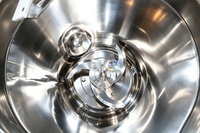 Machine de traitement des aliments à couteaux multiples à fréquence variable pour couper, mélanger, émulsifier et refroidir