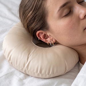 Quadratisches Ohrloch-Kissen Hautfreundlich Schmerzlindernd Seitenschlaf-Unterstützungskissen Donut-Kissen für Ohrpiercings - Product Image 6