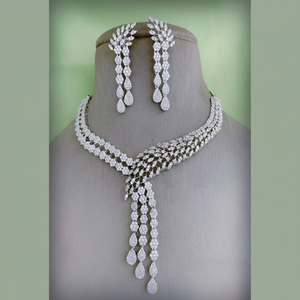 Ensemble de collier de diamants en zircon à la mode avec boucles d'oreilles finition argentée avec look de pierre AD pour mariage pour femmes - Product Image 1