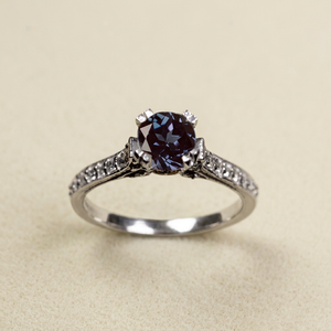 Anillo de compromiso vintage de alejandrita, anillo de propuesta, anillo de boda que cambia de color, anillo delicado, plata de ley 925, engaste de garras - Product Image 1