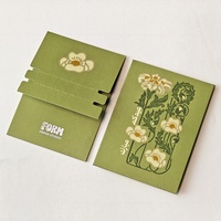 Sobre de Papel de Algodón Grueso con Logotipo de Marca Personalizado, Diseño EID Arabia, Color Verde Salvia, con Estampado Plateado en Relieve y Tira Desprendible