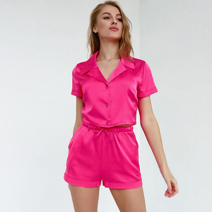 Ensemble TKS d'été tendance : chemise courte et short en soie glacée pour femme - Product Image 1