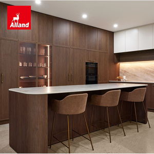 Juego completo de gabinetes de cocina de chapa de roble rojo natural Alland con vitrinas altas de vidrio, <span class=keywords><strong>dibujos</strong></span> 3D personalizados disponibles - Product Image 1