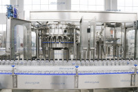Machine automatique de remplissage et de bouchage de bouteilles de petite taille pour boissons gazeuses, eau, bière, fûts