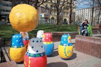 Jeu de bowling gonflable Matryoshka, quilles en forme de poupée russe - 6 pièces et balle gonflable - 1 pièce