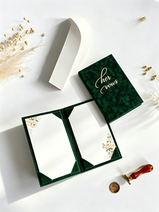 Livre <span class=keywords><strong>de</strong></span> Vœux <span class=keywords><strong>de</strong></span> Mariage en Velours Vert Émeraude Personnalisé avec Lettrage Doré, Pochettes d'Angle, Insert Floral en Papier, Livret <span class=keywords><strong>de</strong></span> Vœux <span class=keywords><strong>de</strong></span> Mariage pour Lui et Elle - Product Image 4