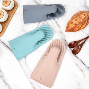 Gants de four en silicone épais à pois de style nordique, isolation haute température, pour cuisine et micro-ondes, avec logo personnalisé - Product Image 1