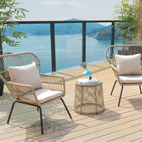Ensemble de trois pièces de table et chaises de balcon en rotin pour l'extérieur/l'intérieur - Meubles élégants et modernes à structure en aluminium pour jardins de luxe