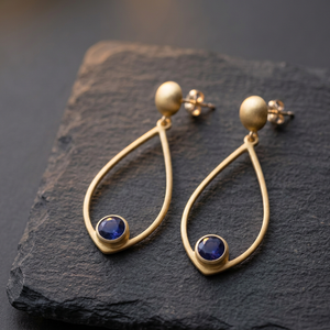Boucles d'oreilles pendantes en argent sterling plaqué or 18 carats avec pierre précieuse bleue en forme de goutte, bijoux minimalistes pour femmes, certifiées IGI - Product Image 2