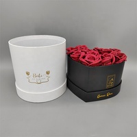 Boîtes en carton recyclé noir et blanc, emballage cadeau OEM avec revêtement UV, gaufrage à chaud doré, logo personnalisé en forme de cœur pour fleurs