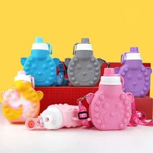 الأطفال للطي كوب سيليكون الإبداعية كوب ماء طالب الملونة الأطفال المياه زجاجة مع قابل للتعديل حزام