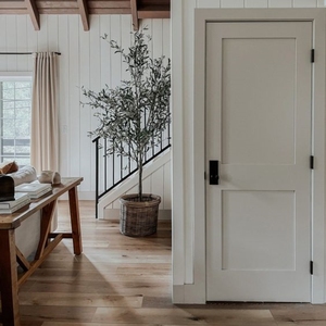 Bon marché Porte intérieure en bois au design simple 3 panneaux en bois MDF à revêtement blanc Porte intérieure prémontée en bois - Product Image 6