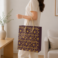 Sac cadeau de luxe en papier bordeaux avec motif ondulé doré et poignée en corde de chanvre pour mariage et emballage de bijoux
