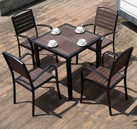 Ensemble de table et chaises de salle à manger d'extérieur moderne, anticorrosion, imperméable, en bois-plastique, avec structure métallique, pour villa de plage et salon
