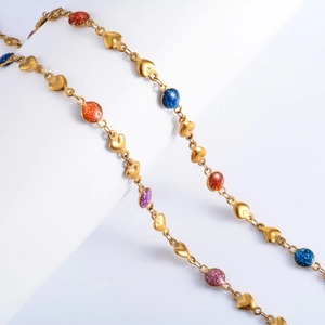 Collier ras du cou en acier inoxydable plaqué or avec chaîne à maillons et perles émaillées colorées en forme de cœur pour femme - Product Image 1