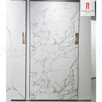 Carreaux de sol auto-adhésifs antidérapants en porcelaine imitation brique réfractaire 800x800mm, motif marbre Bianco, semi-brillant, pour extérieur et salle de bain moderne
