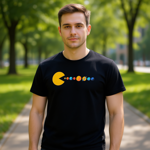 Camiseta Mister Universe de Zhaydn negra con diseño del sistema solar Pacman, ropa promocional unisex - Product Image 3
