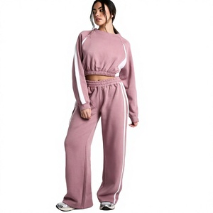 Conjunto Deportivo de 2 Piezas Rosa para Mujer, Top Corto con Cuello Redondo y Pantalones Jogger con Franja Lateral - Product Image 1