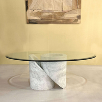Table basse ovale en marbre torsadé Dream Home avec plateau en verre trempé et piétement en marbre fendu