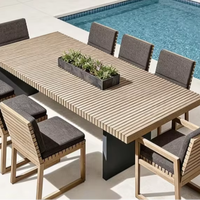 Ensemble de table et chaises de jardin en teck massif de style nordique personnalisable pour une utilisation en bord de piscine et sur la plage