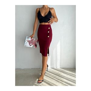 Jupe noire côtelée pour femme avec fente latérale et boutons dorés, longueur midi, pour un usage quotidien - Product Image 5