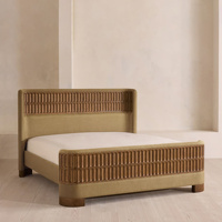 Lit en chêne cannelé de style vintage américain, sculpté à la main, avec cadre rembourré en lin, un élément de luxe pour suite parentale de villa de prestige