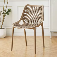 Chaise d'extérieur empilable compacte, légère et élégante avec dossier en maille pour balcon