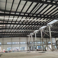 Bâtiment préfabriqué PEB, structure en acier, atelier, hangar, panneaux isolés sur mesure pour atelier d'assemblage et stockage