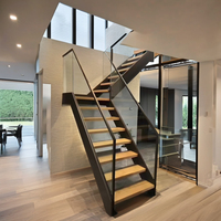 Escalier en colimaçon flottant élégant avec marches en marbre et design mono-équerre, finition poudrée, pour maison préfabriquée moderne intérieure