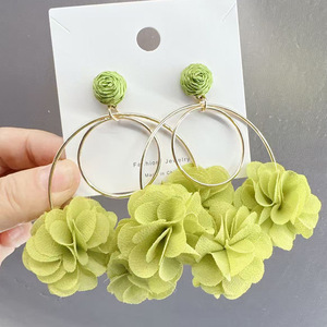 Boucles d'oreilles créoles exagérées en mousseline de soie avec fleurs et pompons, monture en fer, style bohème, pour fêtes décontractées, vacances et plage, accessoire de mode pour femme - Product Image 4