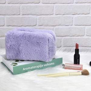 Sac de rangement de voyage moderne pour maquillage et articles de toilette, grande capacité, en tissu pelucheux matelassé, imprimé avec logo personnalisé et sérigraphié pour l'hiver - Product Image 3