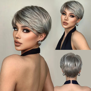 Nuova <span class=keywords><strong>Parrucca</strong></span> da <span class=keywords><strong>Donna</strong></span> <span class=keywords><strong>Grigia</strong></span> alla Moda con Frangia Corta, in Fibra Sintetica Resistente al Calore, Realizzata a Macchina, Riccioli Naturali, Stile Europeo e Americano, per Commercio Transfrontaliero - Product Image 6
